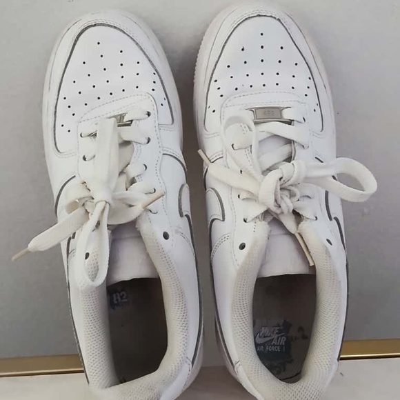 Nike Air Force 1 ‘07 Low White Sneakers Size 6Y - Picture 9 of 10